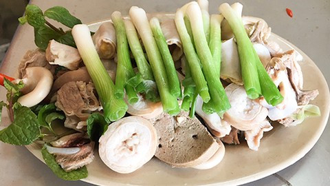 Đĩa lòng chần lúc nào cũng đầy đủ các phần như dạ dày, gan, hàm, cật, cuống họng và tràng heo.