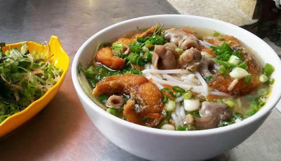 Trước khi ăn, lòng cá sẽ được làm sạch và tẩm ướp với gia vị và ớt. Miếng lòng cá giòn sần sật, cay cay nhẹ cùng phần sợi dai dai khiến thực khách càng ăn càng cảm thấy thích thú.