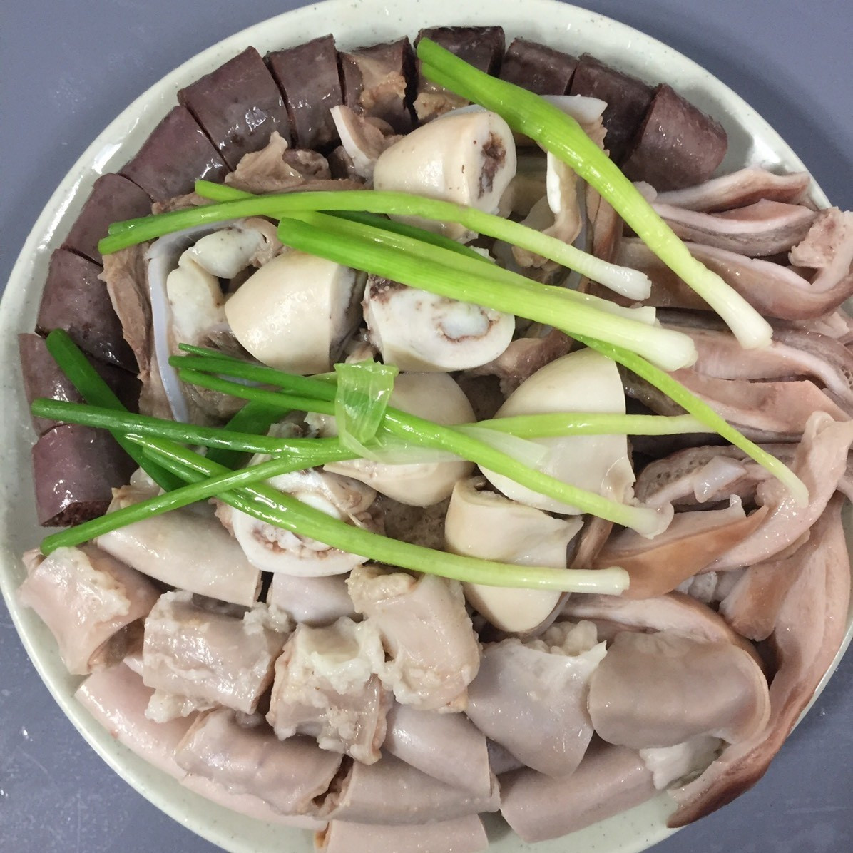 Lòng chần không phải là món ăn xa lạ đối với những ai "nghiền" các món ăn từ nội tạng. Nhìn bát lòng chần thơm ngon, nóng hổi đầy mời gọi, có lẽ chẳng ai có thể cưỡng lại được sự hấp dẫn ấy.