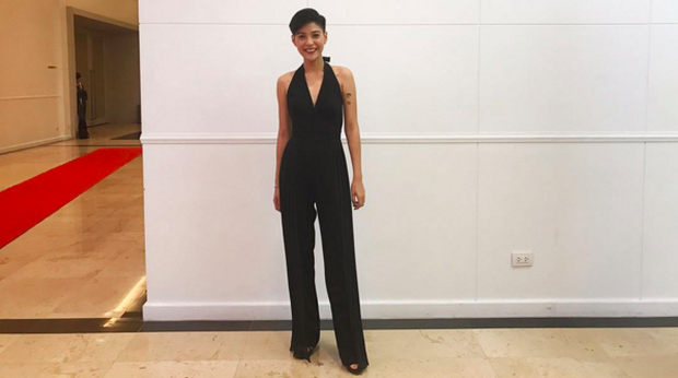 Nữ diễn viện diện jumpsuit đen cực kỳ sành điệu.