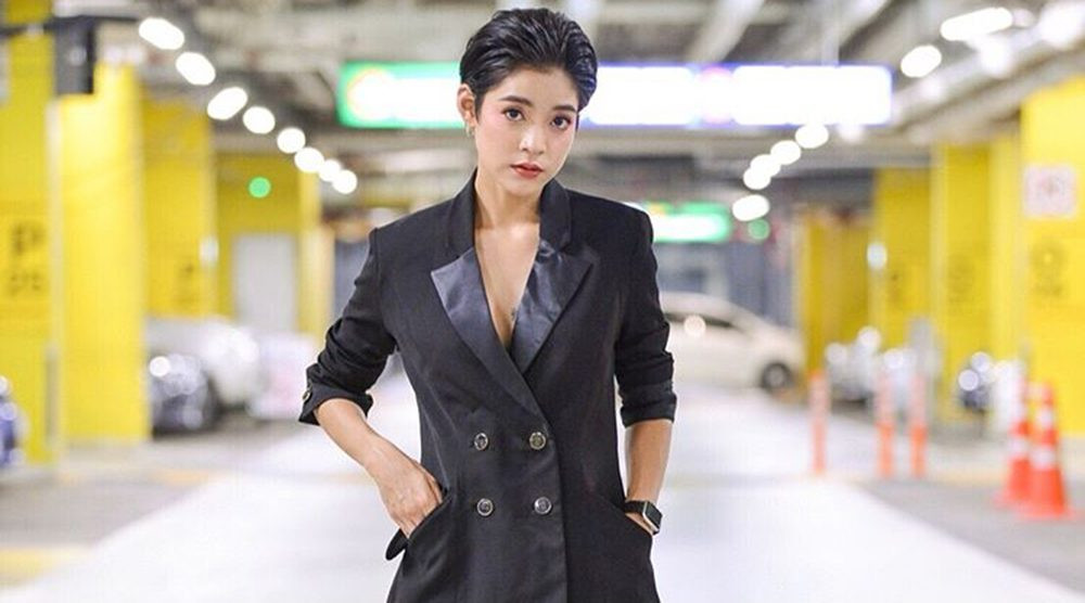 Không chỉ gây ấn tượng khi cắt phăng đi mái tóc dài, Apinya gần đây không ngại xuất hiện với cách ăn mặc sexy, táo bạo.