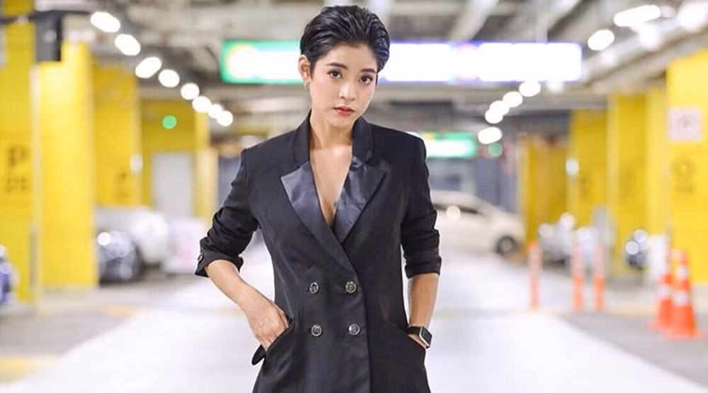 Không chỉ gây ấn tượng khi cắt phăng đi mái tóc dài, Apinya gần đây không ngại xuất hiện với cách ăn mặc sexy, táo bạo.