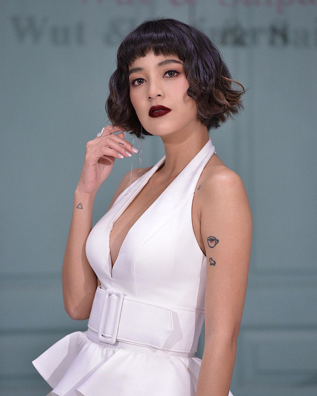 Ngoài vai trò diễn viên, Apinya còn là người mẫu kiêm MC. Cô được mời chào xuất hiện trên các tạp chí đàn ông và đại diện cho nhiều nhãn hàng thời trang, mỹ phẩm.