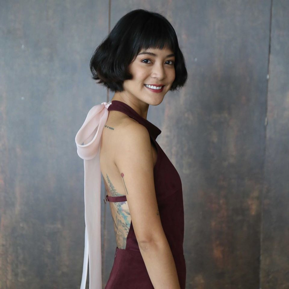 Khán giả dành nhiều lời khen có cánh cho vẻ ngoài xinh đẹp và cách ăn mặc sành điệu của Apinya Sakuljaroensuk.