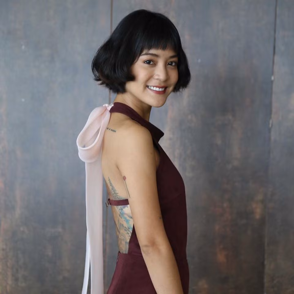 Khán giả dành nhiều lời khen có cánh cho vẻ ngoài xinh đẹp và cách ăn mặc sành điệu của Apinya Sakuljaroensuk.