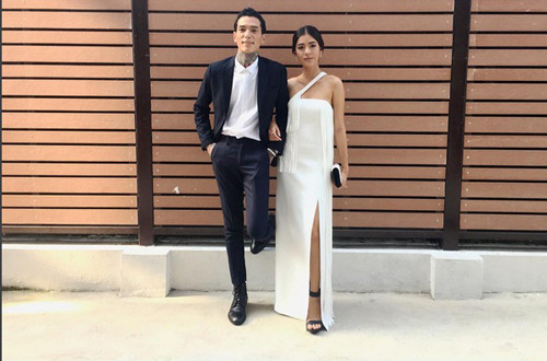 Người đẹp mặc váy trắng cúp ngực gợi cảm khi đi sự kiện cùng chồng.