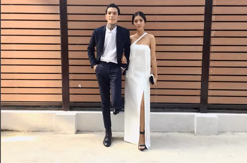 Người đẹp mặc váy trắng cúp ngực gợi cảm khi đi sự kiện cùng chồng.