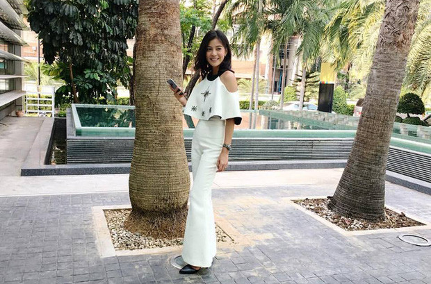 Cô nàng "cướp bồ bạn thân" thường xuyên diện các bộ jumpsuit phá cách và thời thượng.