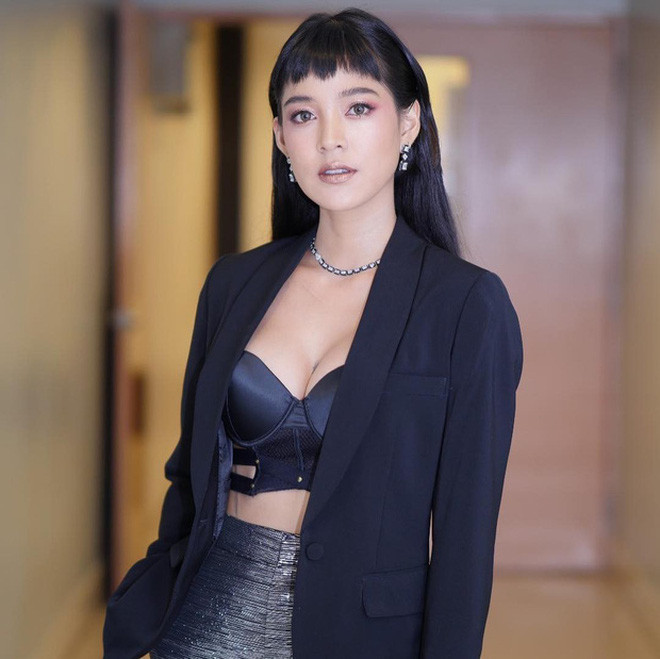 Người đẹp kết hợp áo corset với áo vest cực nóng bỏng.