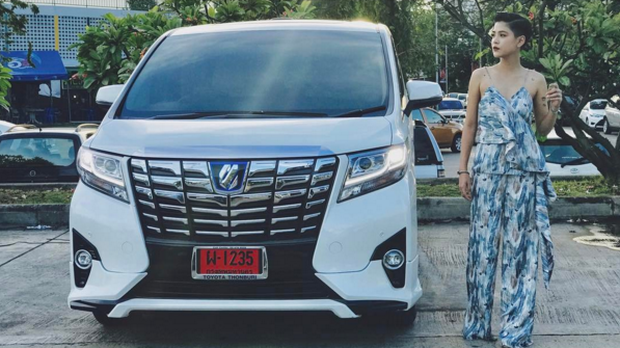 Với mái tóc ngắn được vuốt ngược, người đẹp Thái Lan trông càng ngầu khi diện jumpsuit hai dây.