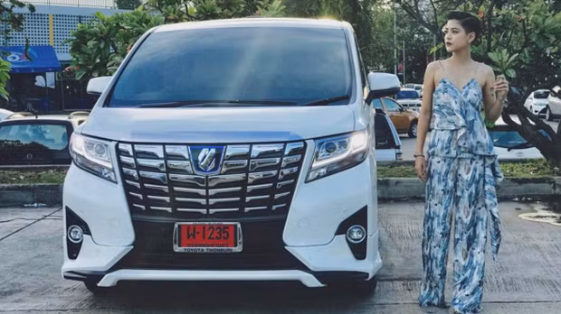 Với mái tóc ngắn được vuốt ngược, người đẹp Thái Lan trông càng ngầu khi diện jumpsuit hai dây.