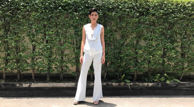 Kể từ khi cắt tóc ngắn, phong cách thời trang của Apinya Sakuljaroensuk cũng ngày càng cá tính, gợi cảm hơn.