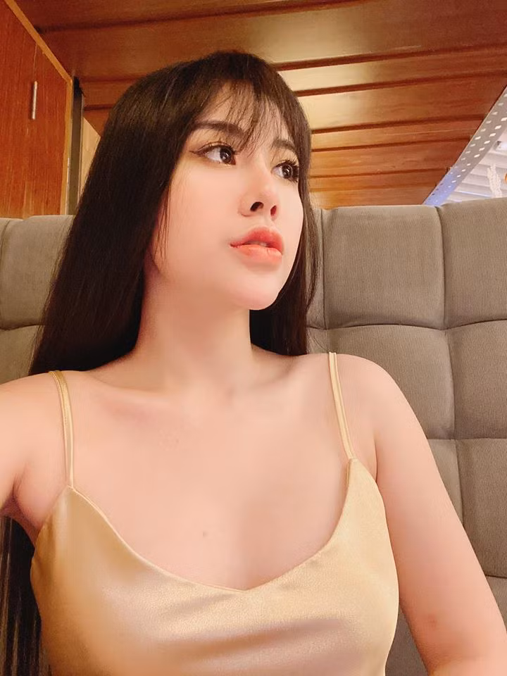 Chính vì chuộng gu thời trang sexy như vậy, Thanh Nhàn gặp phải nhiều tranh cãi trái chiều khi thực hiện công việc là giáo viên. 