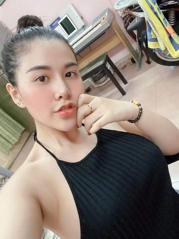 Thấy cách ăn mặc của Nhàn, nhiều người bất ngờ khi biết cô là giáo viên. Tuy nhiên, cô chia sẻ: "Tôi là kiểu người vừa truyền thống, vừa hiện đại sexy. Chuyện ăn mặc là phong cách riêng mình. Ai cũng có cuộc sống riêng tư, khi lên lớp tôi vẫn mặc áo dài, truyền tải kiến thức, không làm gì trái với hình ảnh người giáo viên."