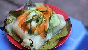 Quán bánh giò trên đường Đông Các, Thụy Khuê... là những địa chỉ được người Hà thành thường xuyên ghé tới. Giá dao động từ 15.000-30.000 đồng/suất. Món bánh này cũng là một phương án hợp lý, giải quyết cơn đói tạm thời vào cuối chiều trong khi chờ bữa tối.