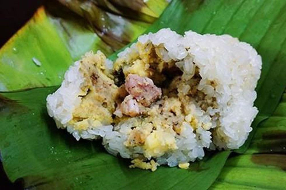 Bánh khúc: Chẳng ai gọi bánh khúc là chiếc bánh mùa đông, nhưng không ai có thể phủ nhận chiếc bánh lá xanh mởn, phủ từng hạt xôi nếp mẩy căng ấy lại hấp dẫn đặc biệt trong những ngày lạnh lẽo. Ăn bánh khúc, cảm nhận hơi ấm mơn man lan tỏa, để mỗi chúng ta sau khi thưởng thức lại thấy nhớ mỗi độ đông về. Bánh khúc thật ấm áp trong tiết trời đông giá, rất giản dị cũng rất thi vị.