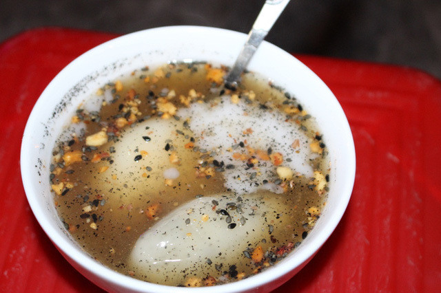 Bánh trôi tàu là một trong những món quà vặt Hà thành cực hấp dẫn khi miền Bắc trở lạnh. Có rất nhiều địa chỉ bánh trôi tàu ngon nức tiếng như Hàng Giầy, Hàng Cân, Lương Văn Can, Quán Thánh…