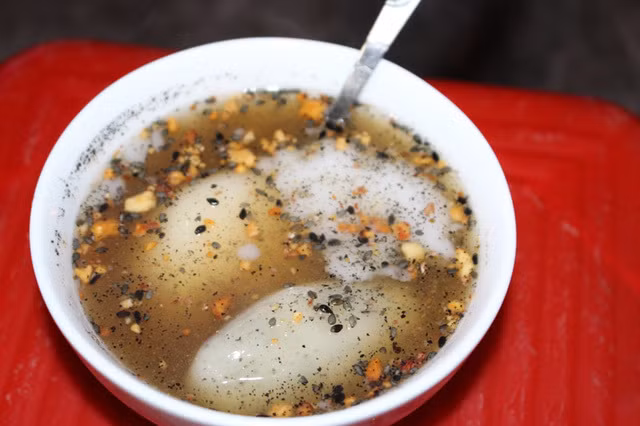 Bánh trôi tàu là một trong những món quà vặt Hà thành cực hấp dẫn khi miền Bắc trở lạnh. Có rất nhiều địa chỉ bánh trôi tàu ngon nức tiếng như Hàng Giầy, Hàng Cân, Lương Văn Can, Quán Thánh…