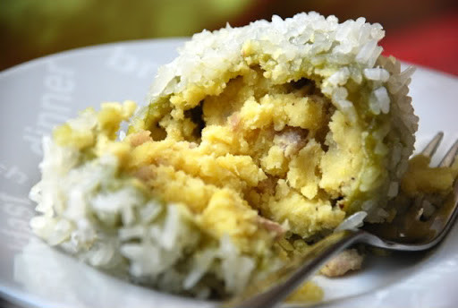 Người sành ăn bánh khúc đều biết rằng chỉ ăn bánh vào giữa mùa đông mới là ngon nhất vì vừa ăn bánh, vừa thưởng thức hơi ấm nồng lan tỏa, cùng sự thay đổi của đất trời giao mùa và cảm nhận được sự sâu lắng trong tâm hồn.