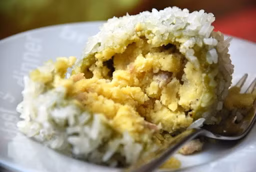 Người sành ăn bánh khúc đều biết rằng chỉ ăn bánh vào giữa mùa đông mới là ngon nhất vì vừa ăn bánh, vừa thưởng thức hơi ấm nồng lan tỏa, cùng sự thay đổi của đất trời giao mùa và cảm nhận được sự sâu lắng trong tâm hồn.