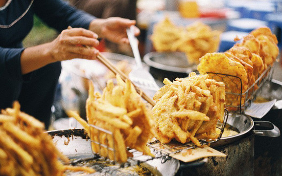 Những ngày chớm rét cũng là thời điểm các món bánh rán như bánh chuối, bánh khoai, bánh ngô vào mùa kinh doanh. Những ngày này, hầu như trên góc phố, góc ngõ nào của Hà Nội cũng hiện diện ít nhất một hàng bánh khoai, bánh chuối rán thơm phức.