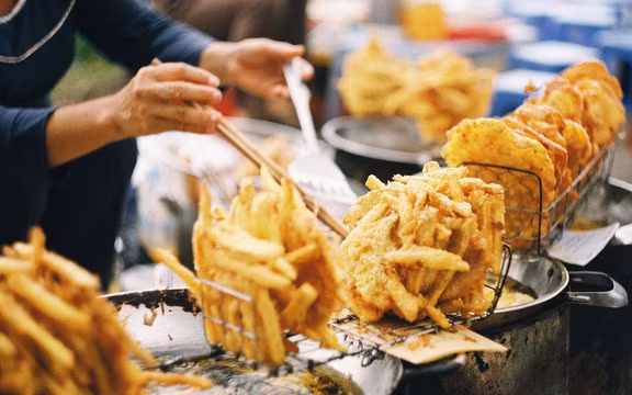 Những ngày chớm rét cũng là thời điểm các món bánh rán như bánh chuối, bánh khoai, bánh ngô vào mùa kinh doanh. Những ngày này, hầu như trên góc phố, góc ngõ nào của Hà Nội cũng hiện diện ít nhất một hàng bánh khoai, bánh chuối rán thơm phức.