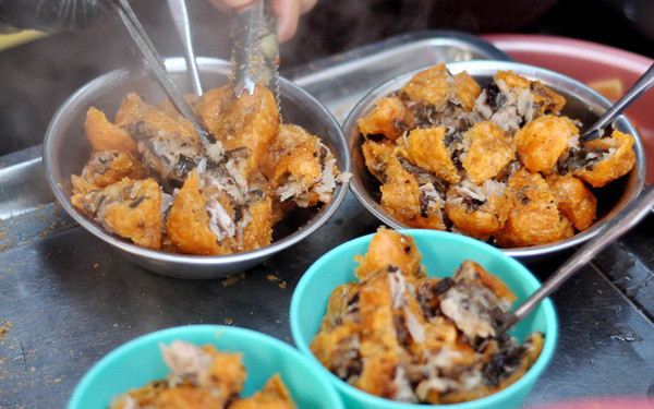 Với mức giá rẻ, từ 5.000-7.000 đồng/chiếc, món ăn này là lựa chọn không tồi cho bữa xế chiều vào những ngày cạn ví. Những quán bán bánh rán mặn nổi tiếng trên đường Lạc Long Quân, Lý Quốc Sư, Phương Mai... lúc nào cũng tấp nập khách đến ăn hoặc mua mang về.