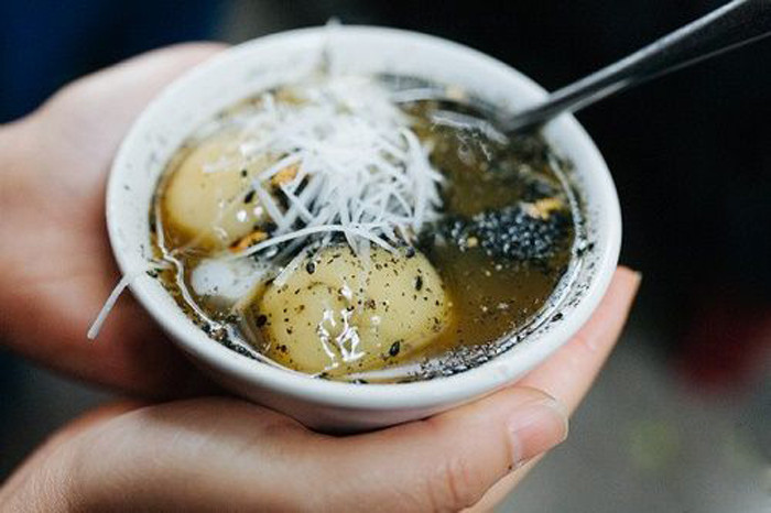 Bánh trôi tàu là món ăn chơi giản dị, bình dân nhưng hương vị món bánh nếp thơm lừng mùi gừng tươi, béo ngậy bị dừa lạc lại mang tới thứ trải nghiệm "cao sang" bất ngờ.