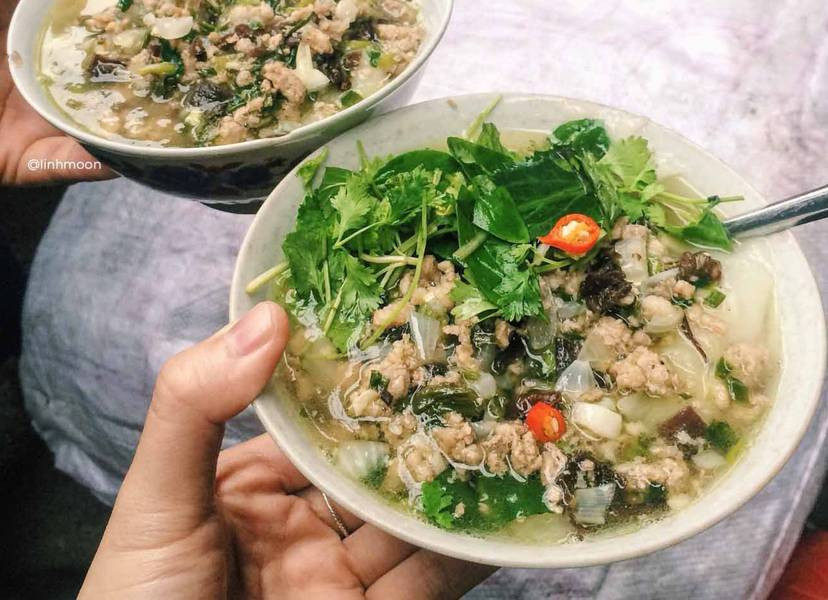 Bánh đúc nóng cũng được coi là món ăn vặt xế chiều quen thuộc của người dân Hà thành. Món ăn này ngon nhất khi thưởng thức trong những chiều se lạnh. Một bát đầy đặn bao gồm phần bánh dẻo quánh, thịt băm xào mộc nhĩ giòn tươi và hành phi thơm phức. Bạn có thể thưởng thức cùng rau mùi, đậu rán và chút hạt tiêu.