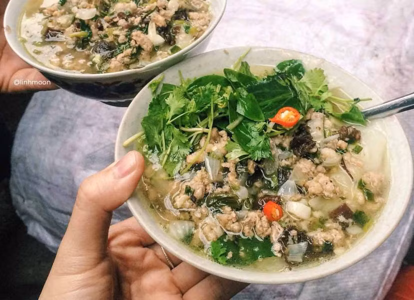 Bánh đúc nóng cũng được coi là món ăn vặt xế chiều quen thuộc của người dân Hà thành. Món ăn này ngon nhất khi thưởng thức trong những chiều se lạnh. Một bát đầy đặn bao gồm phần bánh dẻo quánh, thịt băm xào mộc nhĩ giòn tươi và hành phi thơm phức. Bạn có thể thưởng thức cùng rau mùi, đậu rán và chút hạt tiêu.