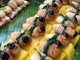 Với vị béo ngậy và hàm lượng dinh dưỡng cao, sushi đuông dừa trở thành món khai vị quen thuộc tại đám cưới và các cuộc tụ họp.