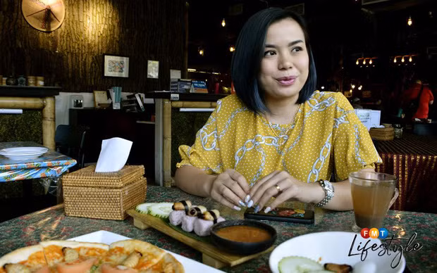 Khác với sushi truyền thống của Nhật Bản, sushi đuông dừa thay thế phần cơm trắng trộn giấm bằng cơm nếp hoặc các loại gạo dẻo của Malaysia. Thực khách sẽ ăn món này cùng một loại tương đặc biệt của nhà hàng.