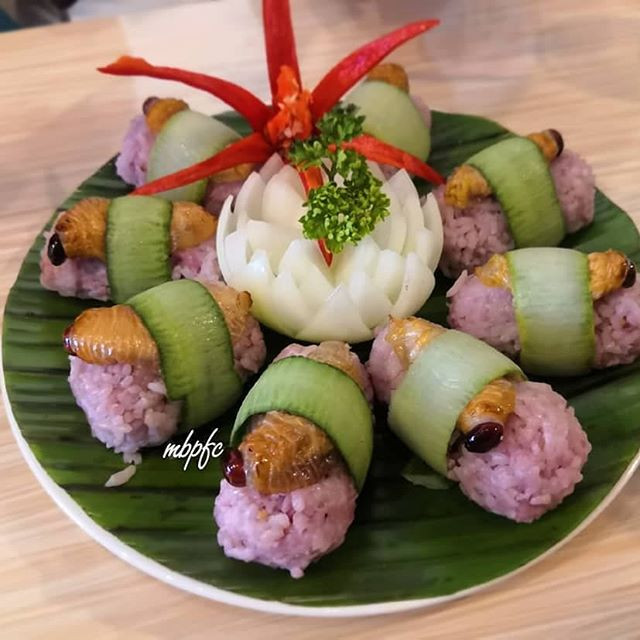 Phần cơm màu tím trong sushi được thay thế bằng các loại gạo dẻo của Malaysia. Thay vì chấm cùng xì dầu hay mù tạt, món ăn dùng kèm với loại nước tương đặc biệt ở nhà hàng.