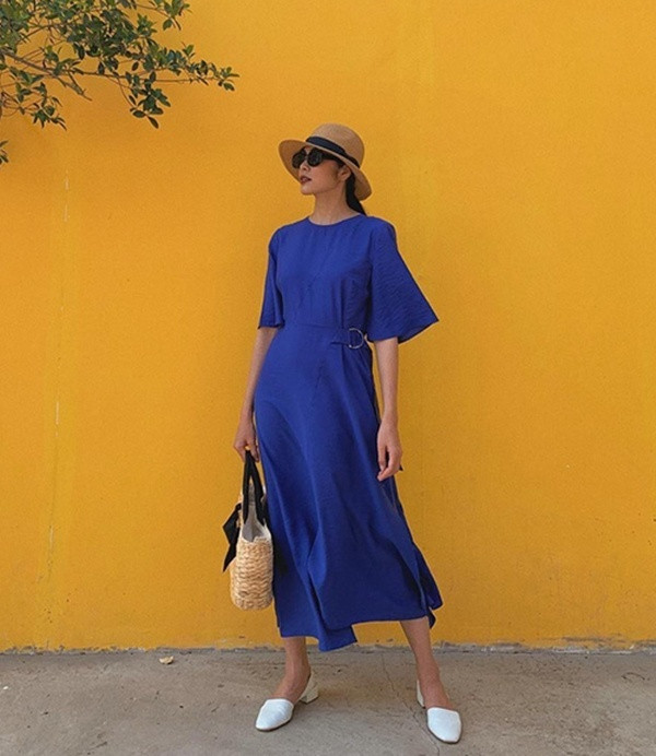 Tăng Thanh Hà bắt kịp xu hướng tông màu hot trend bằng cách diện chiếc đầm liền thanh lịch, ngắn tay.