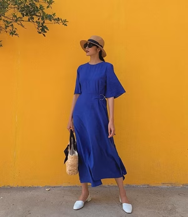 Tăng Thanh Hà bắt kịp xu hướng tông màu hot trend bằng cách diện chiếc đầm liền thanh lịch, ngắn tay.