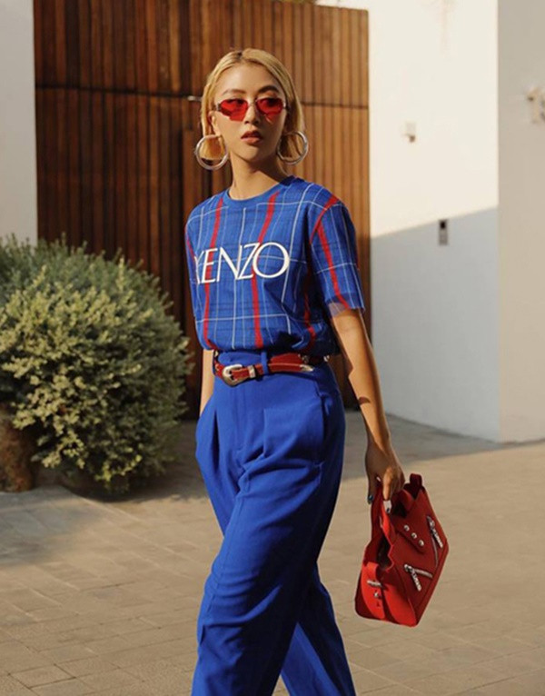 Không hề thua kém các sao Việt khác, Quỳnh Anh Shyn chứng minh khả năng bắt trend nhanh nhạy với set đồ phủ sắc xanh, phối cùng phụ kiện đỏ theo mốt neon "gây bão" 2019.