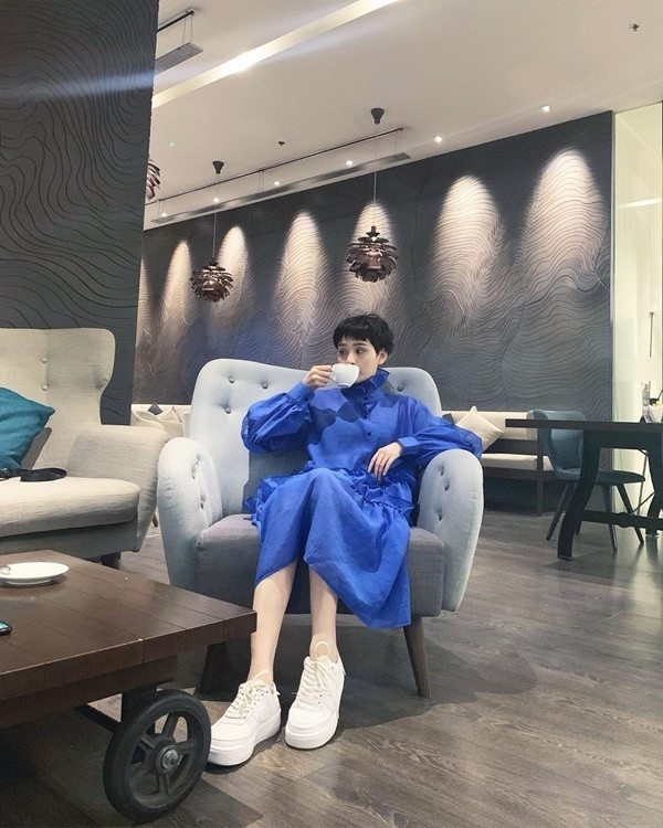 Ca sĩ Hiền Hồ dễ thương, ngọt ngào khi khoác lên mình chiếc đầm suông nhún bèo tay bồng đậm chất cổ điển, phối cùng phụ kiện sneaker trắng.