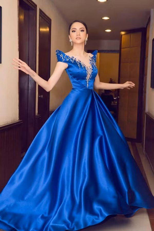 Hoa hậu Hương Giang lộng lẫy như một nàng công chúa trong chiếc đầm xanh.