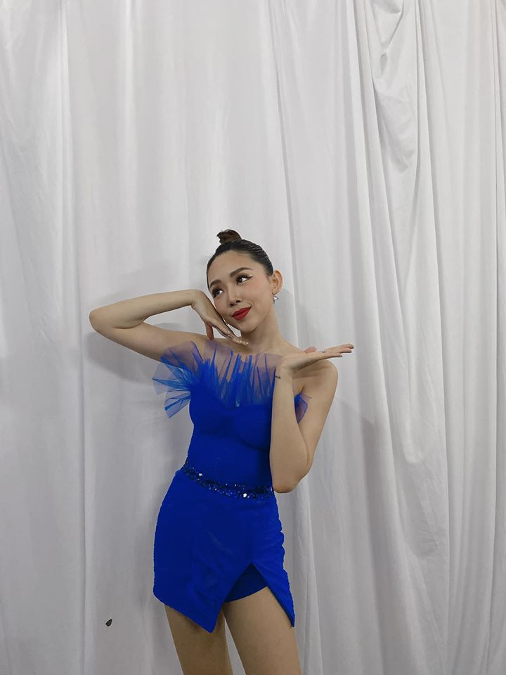 Trong buổi đi diễn đây, Tóc Tiên diện một thiết kế màu xanh cổ điển cực chất theo đúng trend của năm.