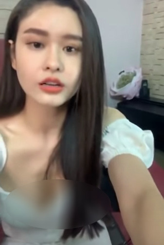 Trong lần livestream khác, nữ ca sĩ cũng diện bộ váy ngắn cũn với phần cổ vuông gợi cảm khiến người hâm mộ “nhức mắt”.