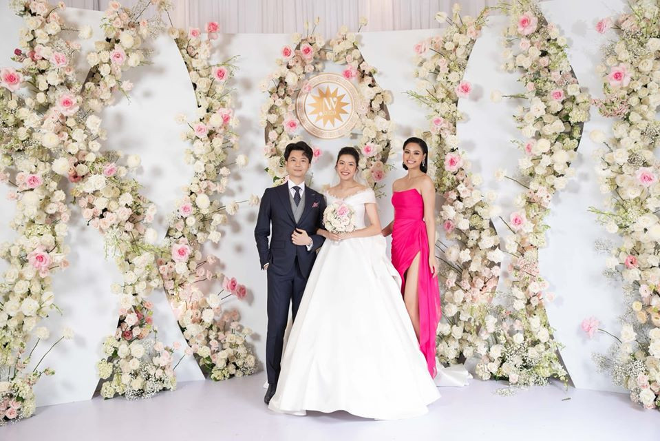 Ngoài ra, để khoe bờ vai mềm mại và thu hút mọi ánh nhìn, NTK đã tạo nên thiết kế trễ vai xẻ V kiểu nữ hoàng, nhấn bởi ren Pháp nhẹ nhàng, giúp cô dâu Thúy Vân mang đậm chất cổ điển, phù hợp với tổng thể. 