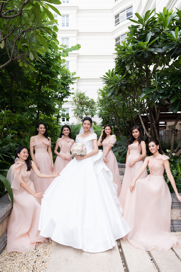 Khối xếp này đã tạo hiệu ứng thu nhỏ vòng eo cô dâu, đồng thời giúp chiếc váy trở nên phong cách hơn. 