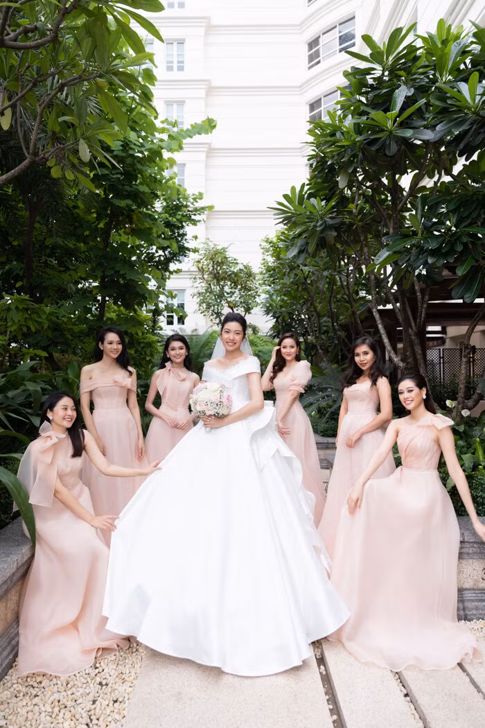 Khối xếp này đã tạo hiệu ứng thu nhỏ vòng eo cô dâu, đồng thời giúp chiếc váy trở nên phong cách hơn. 