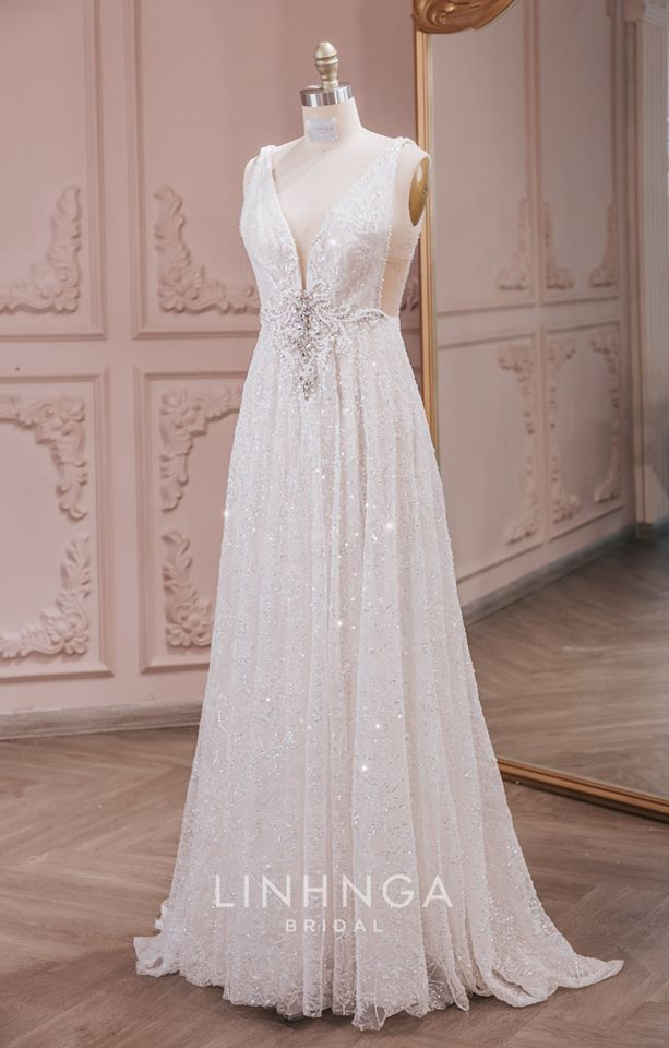 Váy cưới tiếp khách: Mẫu váy cưới thứ ba của Thúy Vân, được thiết kế dựa trên phong cách Baroque của kiến trúc Ý. Chiếc váy cưới 2 dây, kết hợp thiết kế hở lưng để cô nàng khoe được cánh tay thon gọn và bờ lưng quyến rũ.