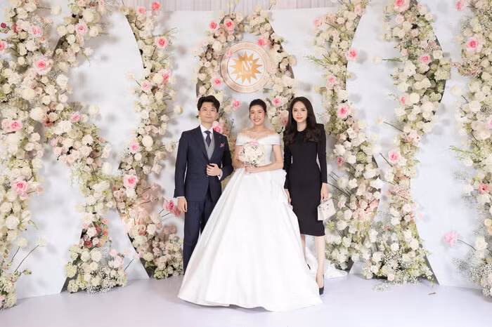 Thiết kế thứ 2 là chiếc váy đón khách. Chiếc váy được lấy ý tưởng từ tên của Á hậu Thúy Vân, nghĩa là “áng mây nhẹ nhàng”.