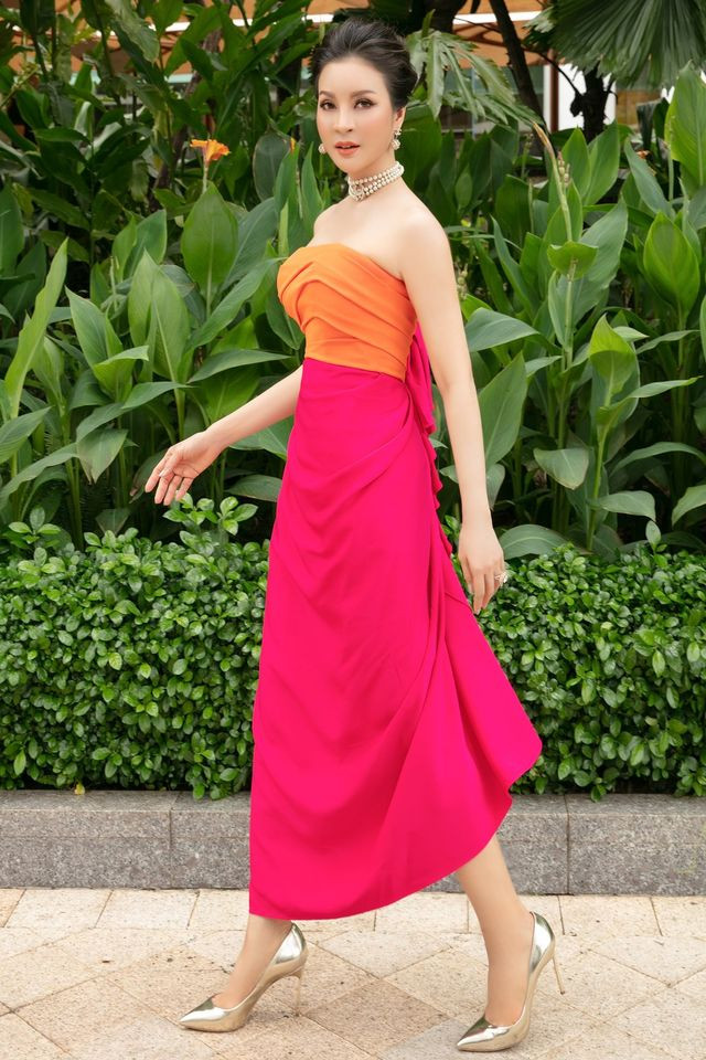 Dù đã bước sang lứa tuổi U50 nhưng nữ MC không ngại diện những trang phục gợi cảm như váy 2 dây, hở lưng, cúp ngực giúp cô tôn được đường cong gợi cảm.