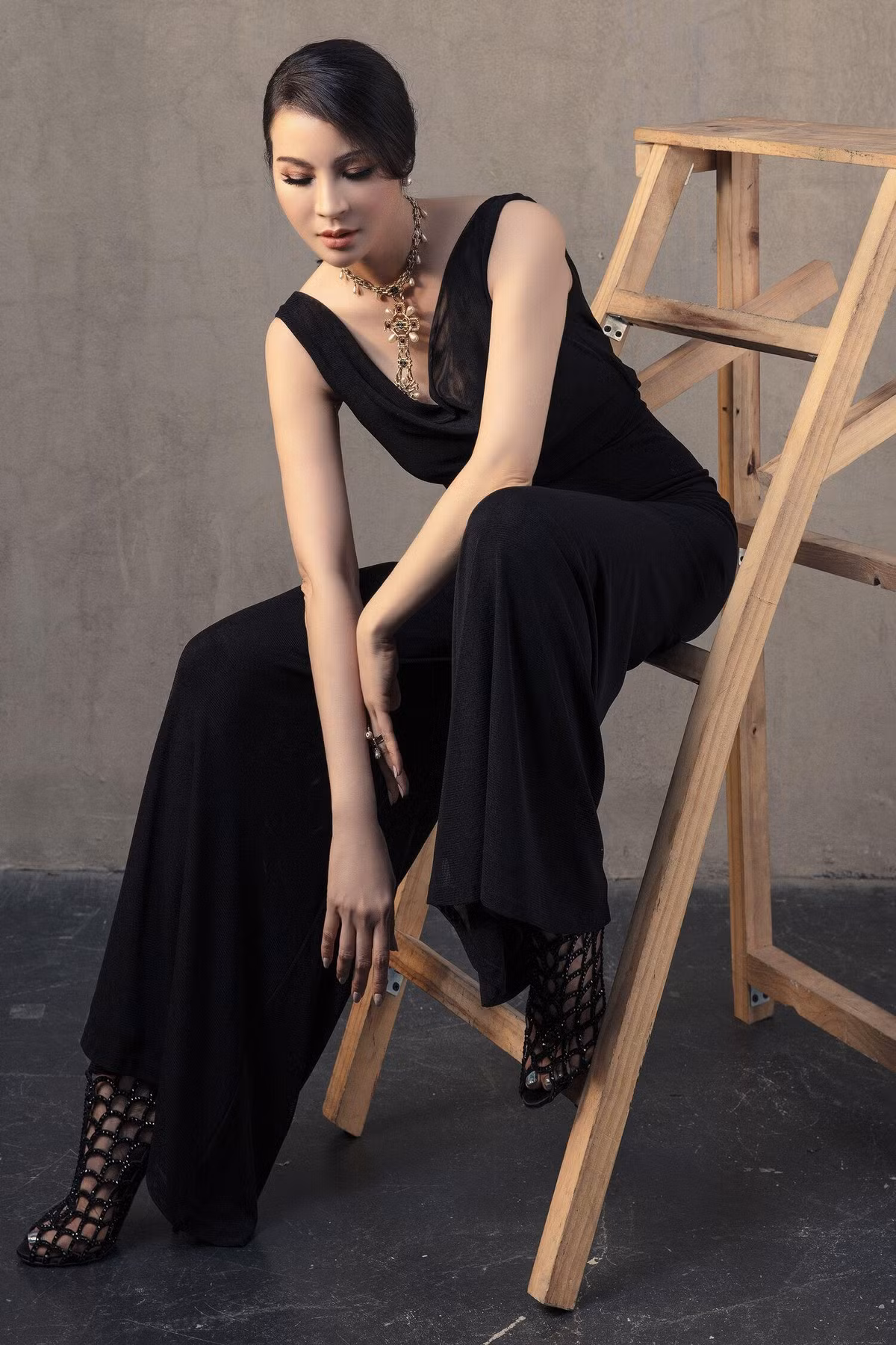 MC Thanh Mai khoe đường cong trong bộ jumsuit tông đen. Thiết kế lưng trần, cổ đổ giúp người đẹp tôn nét gợi cảm một cách chừng mực.