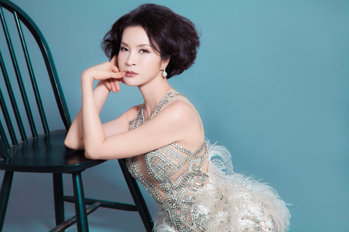 Ở tuổi tứ tuần, nữ MC vẫn tự tin khoe vóc dáng yêu kiều trong bộ đầm xuyên thấu ấn tượng.