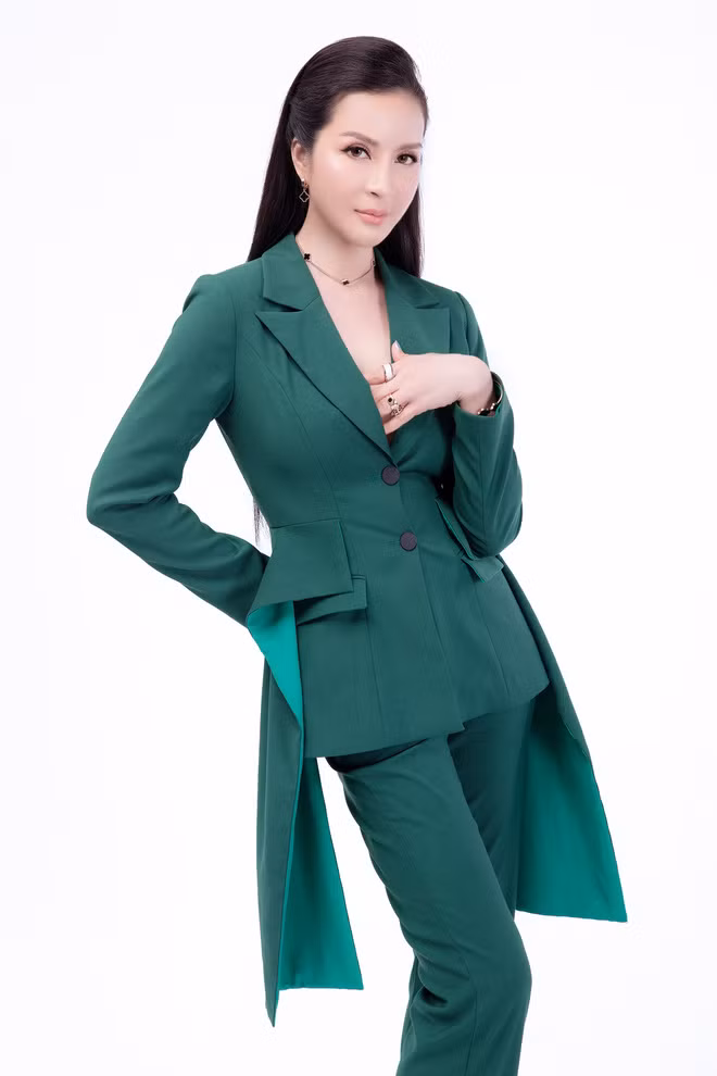 Những bộ menswear khoét ngực sâu giúp cô khoe khéo vẻ gợi cảm ở độ tuổi 47.