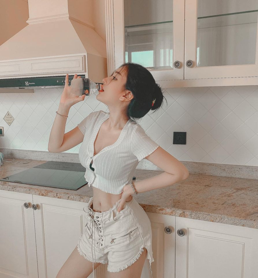 Với hình thể chuẩn mẫu, Ngọc Trân khiến người nhìn như bị thôi miên trong những hình ảnh ăn mặc thiếu vải.